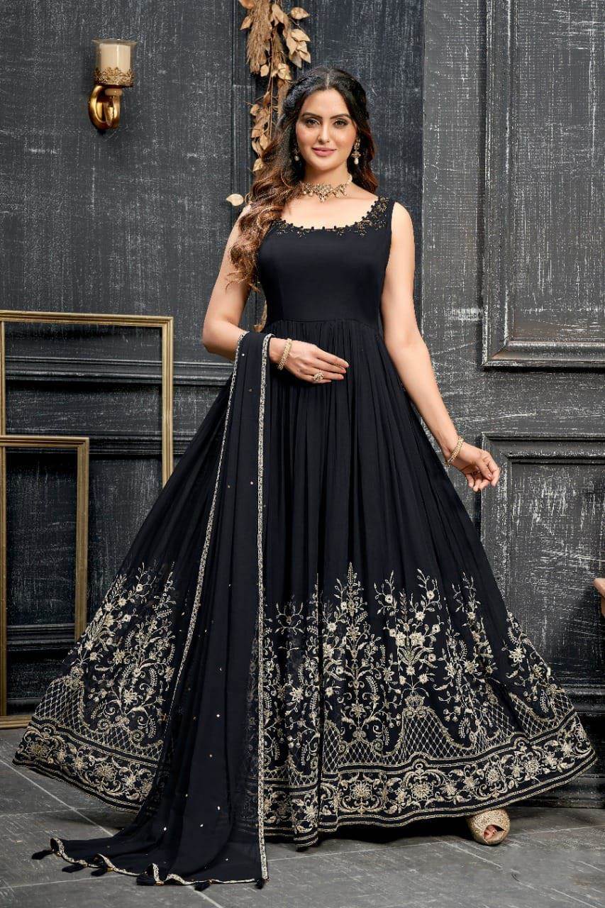 Long gown in black colour hotsell